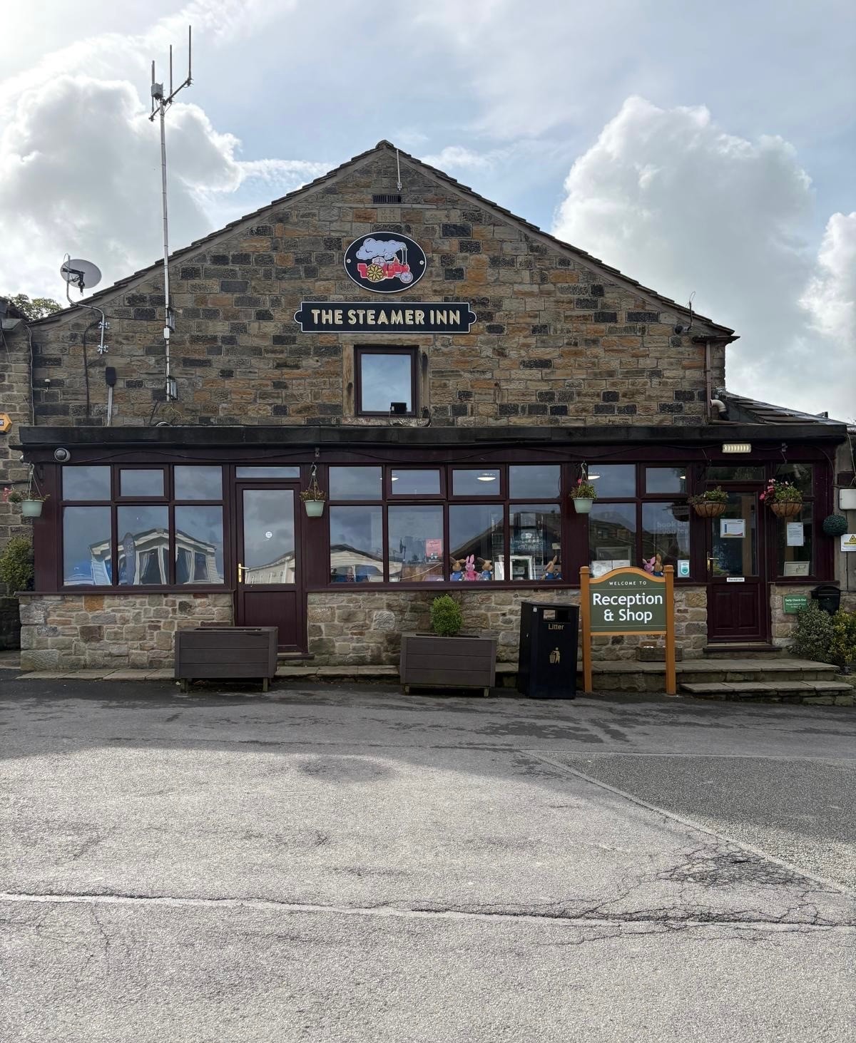 The Steamer Inn on the park, with reception and shop