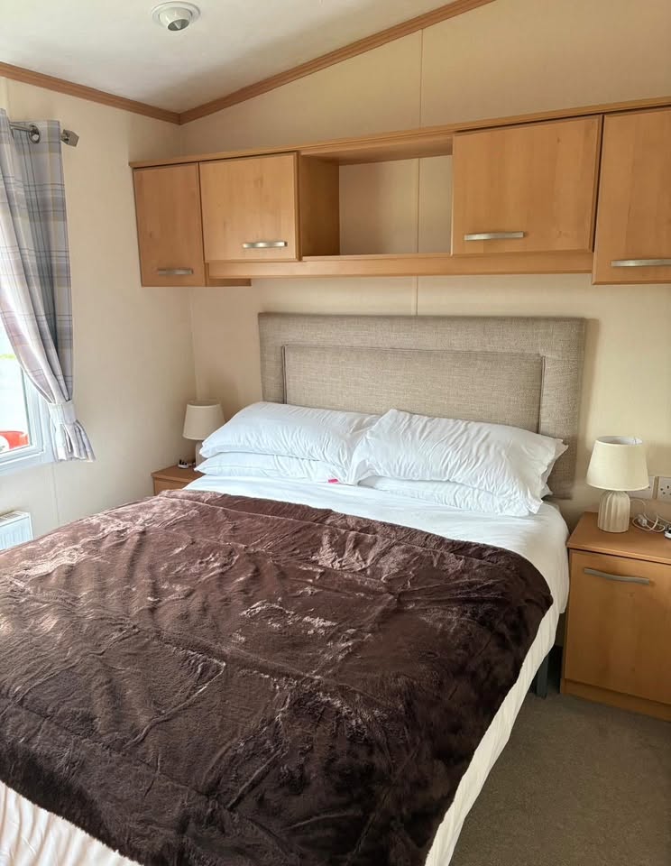 Main bedroom with double bed and bedside lamps
